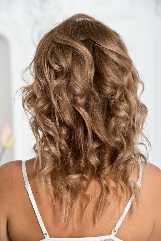 Hairstyle beach curls.